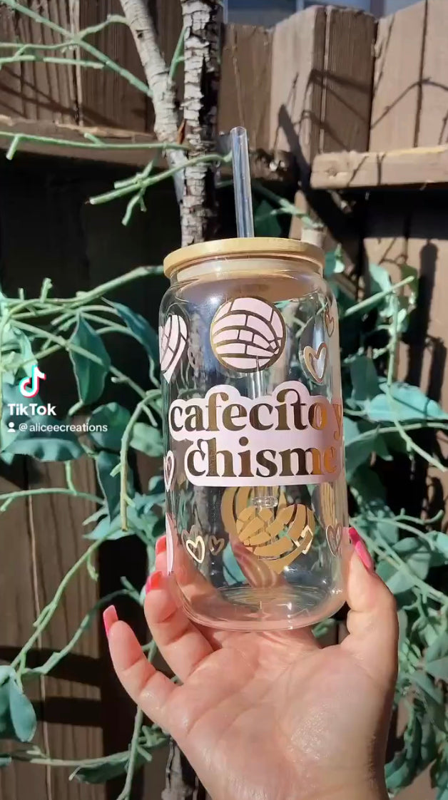 Cafecito y chisme glass can pink & gold