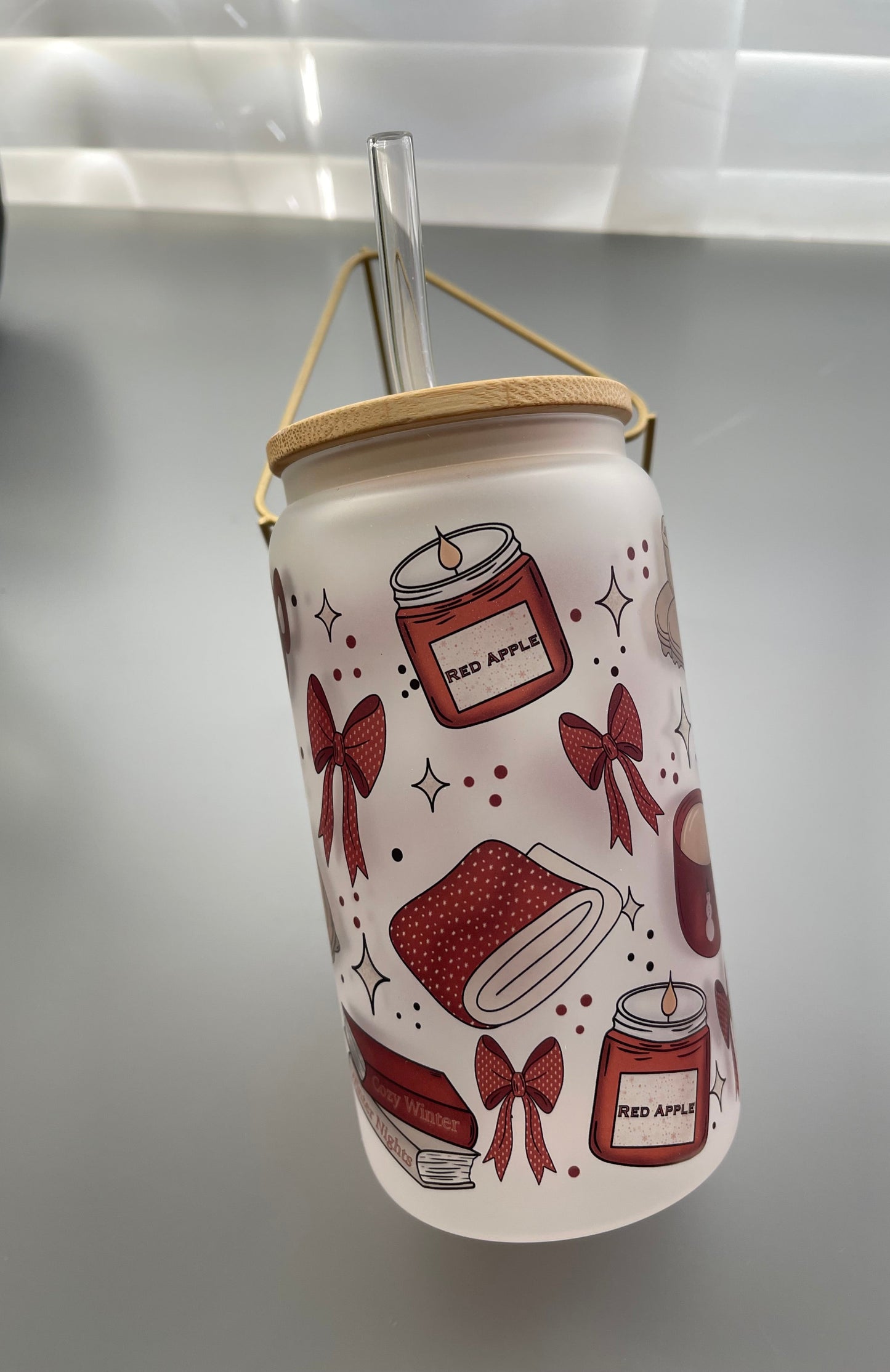 Cozy winter & books glass cup with bamboo lid & straw