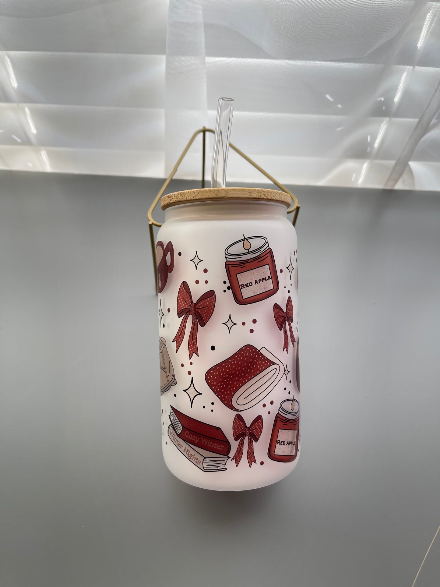 Cozy winter & books glass cup with bamboo lid & straw