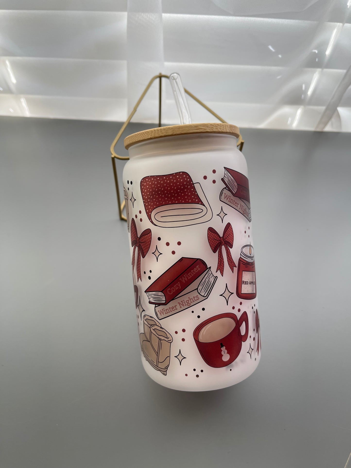 Cozy winter & books glass cup with bamboo lid & straw